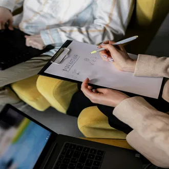 Neuromarketing ed emozioni: come entrare in contatto con i clienti in 5 passaggi - neuromarketing