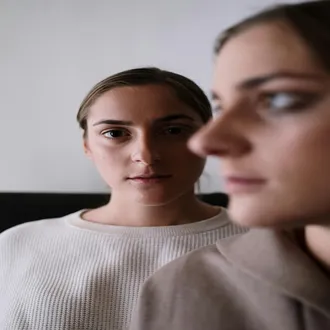 Autorità silenziosa: come l'abbigliamento e il linguaggio del corpo comandano prima di te - tecniche persuasione manipolazione