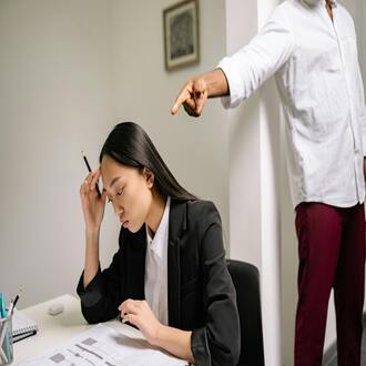 Come reintegrarsi al lavoro dopo un congedo per mobbing - molestie sul lavoro