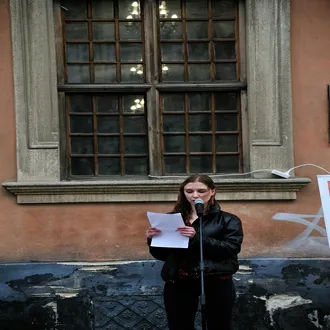 Come riprogrammare il tuo dialogo interiore: da 'fallirò' a 'ho qualcosa di valore da dire - superare paura palcoscenico