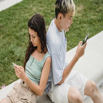 Comunicazione non verbale online: come proiettare carisma su zoom e teams