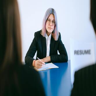 Cosa fare con i 'buchi' lavorativi nel tuo curriculum [e come spiegarli] - creazione curriculum