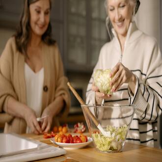 In che modo la nutrizione può influenzare la qualità del sonno negli anziani? - nutrizione geriatria
