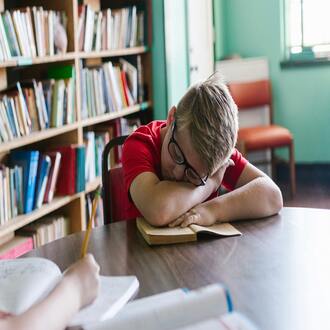 Le conseguenze del bullismo scolastico: impatto sulla salute mentale adulta