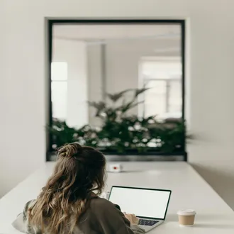Soffitto di cristallo e pavimento appiccicoso: le barriere invisibili dell'ascesa professionale - uguaglianza di genere