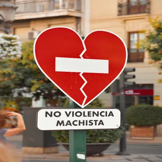 Violenza economica: vivi in una 'gabbia d'oro'? - violenza domestica familiare